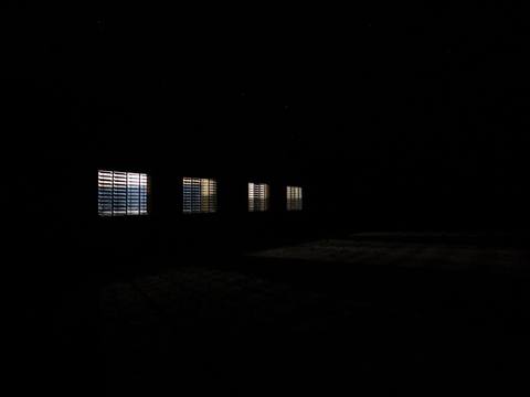 Beleuchtete schule bei nacht